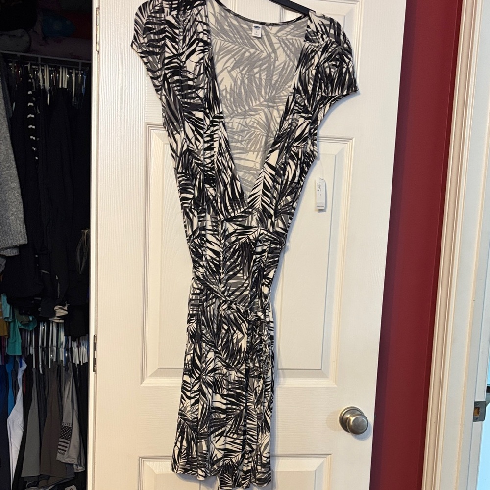 NWT Old navy Black and White Leaf Print wrap Dress size large